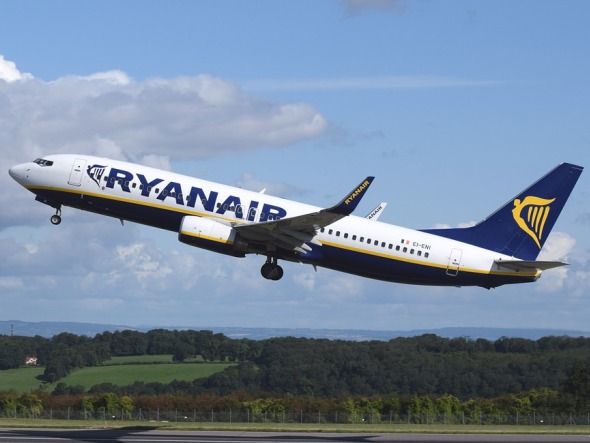 Ryanair, passeggero si lamenta del costo del bagaglio a mano. La